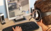 En person med headset som spelar