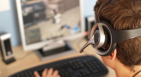En person med headset som spelar