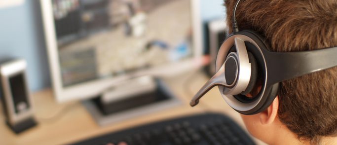 En person med headset som spelar